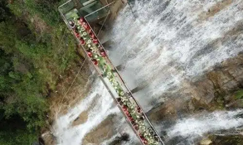 玻璃栈道坍塌死亡26人恐怖刺激的玻璃栈道安全性引人深思