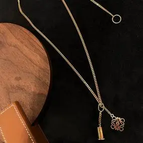 代购loewe/罗意威新款anagram月饼项链金银色黄铜logo女士毛衣链