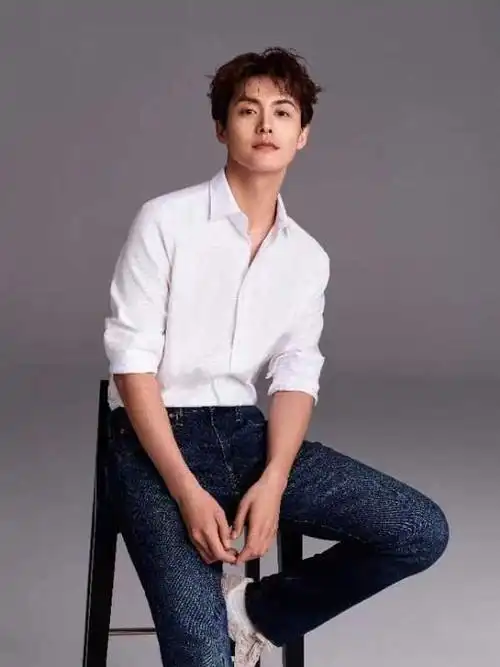 马天宇生日四宫格上线!去繁就简,经典白衬衫少年感拉满