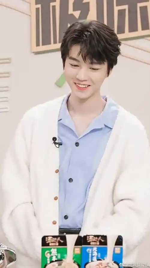 还有小虎牙的王俊凯 谁不想rua一口#王俊凯直播#王俊凯丨白色毛衣