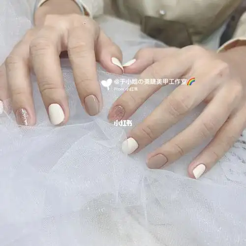 2022秋冬经典款奶咖跳色系美甲