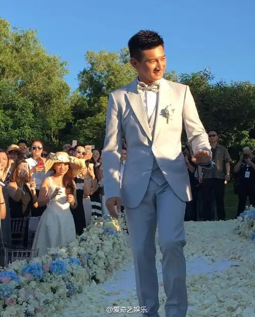 【#吴奇隆刘诗诗婚礼#】新郎@吴奇隆td和新娘@刘诗诗在三对伴郎伴娘的