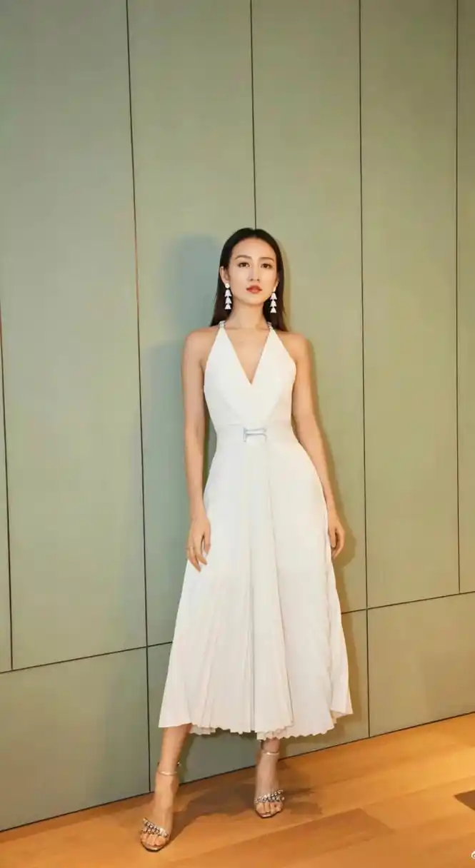 美女王鸥,白色开叉长裙,惊艳众人.#王鸥#