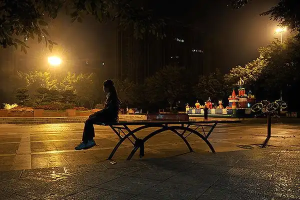 寂寞夜里一个人看着你的照片