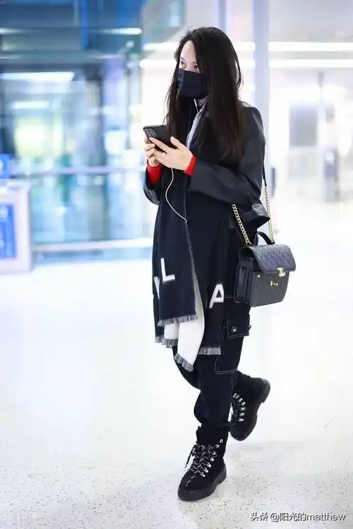 街拍伊能静穿皮夹克搭配精致包包休闲时尚岁月不败少女感十足