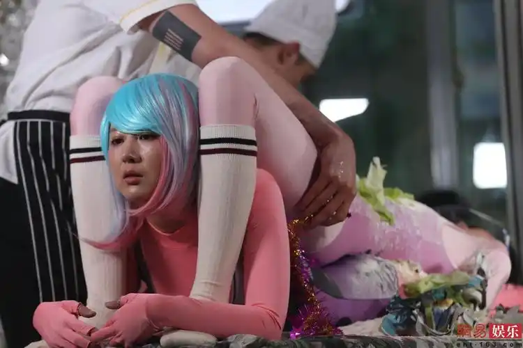 行为艺术表演人体盛宴