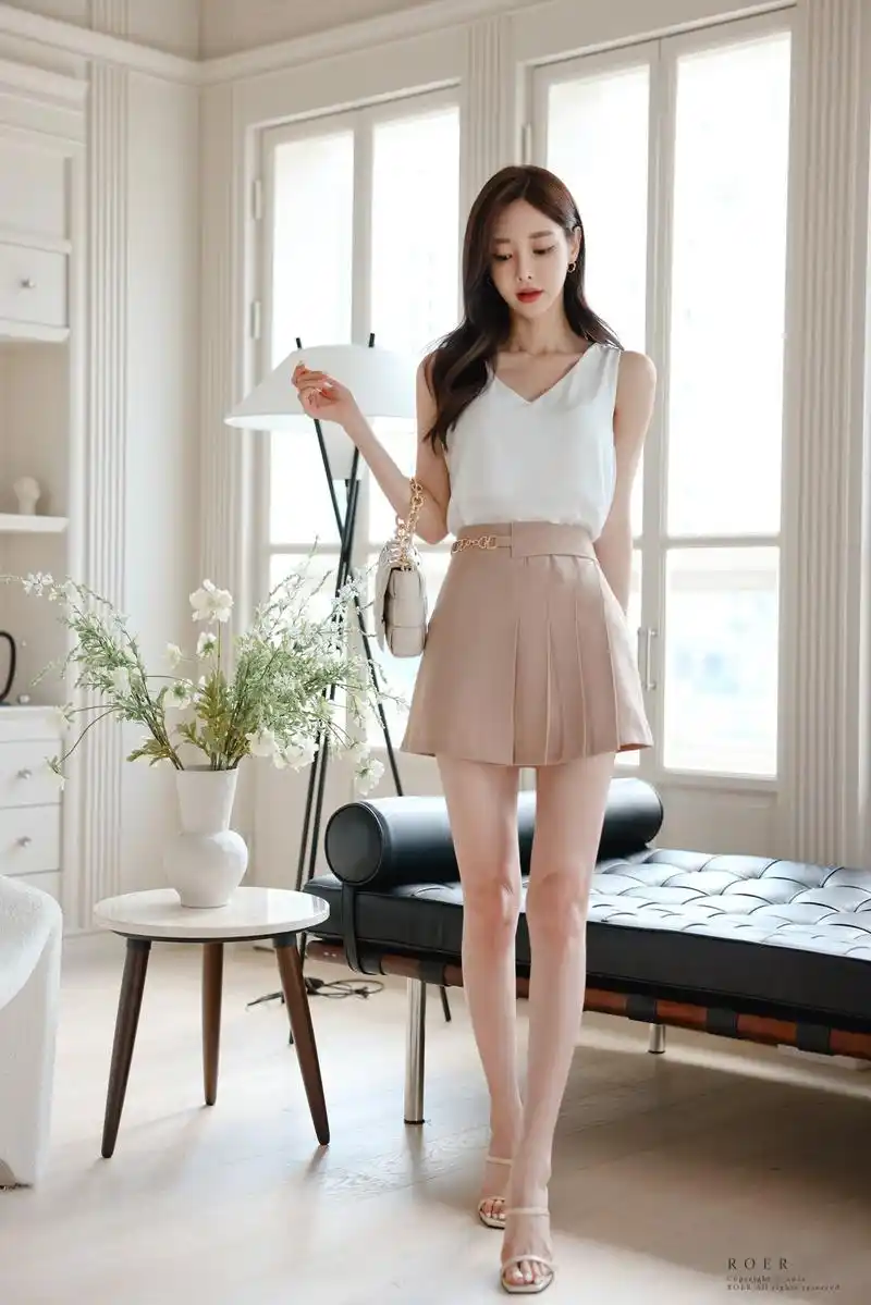 孙允珠韩国女神,白嫩上衣超短裙穿搭,清纯可人