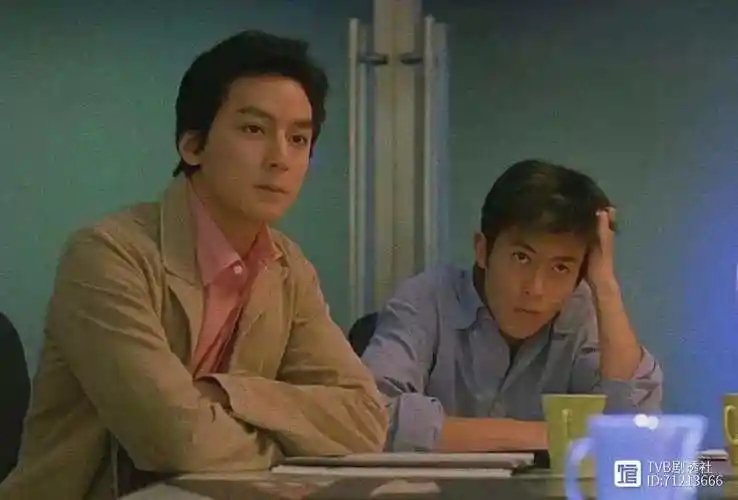 吴彦祖饰演的悍匪张隼留着90年代超时髦的鲻鱼头,冷酷的外