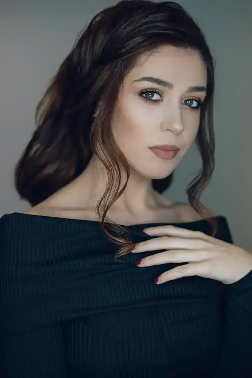 一名女子倚在铁丝网上的特写镜头