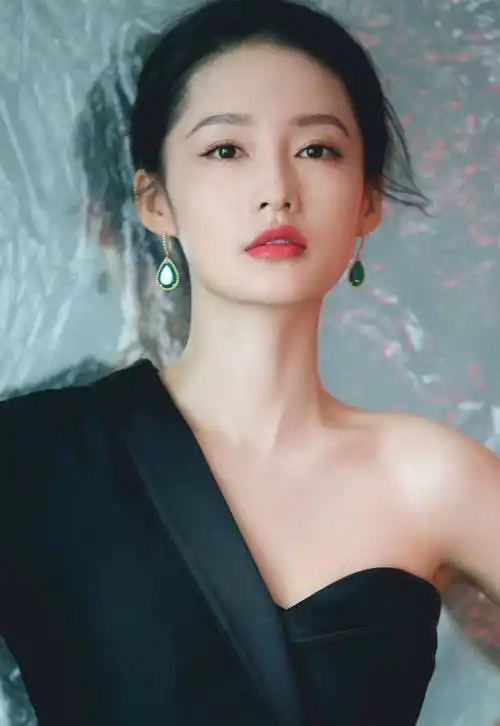 美艳女星李沁的高跟鞋美图_凉鞋_黑色_女明星