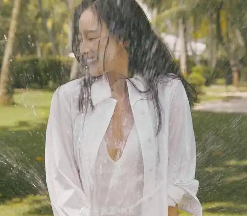 原创倪妮海边泳衣写真曝光细长美腿玩水太魅惑眼神深沉显忧郁风情