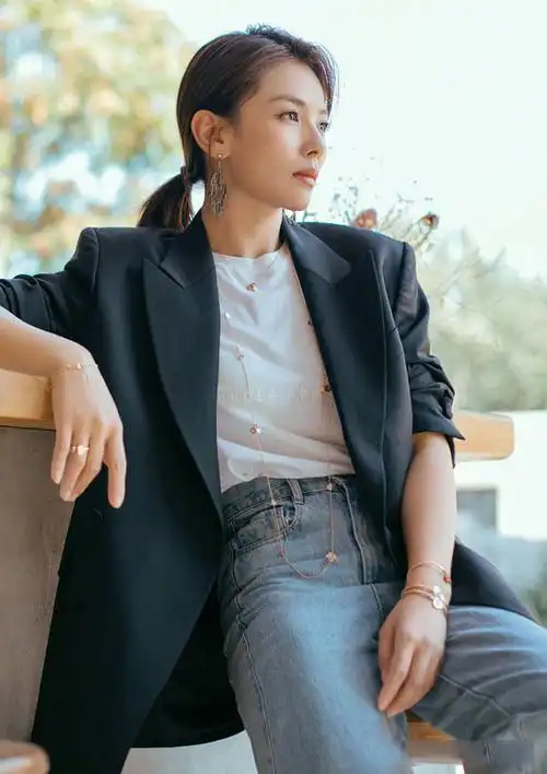 刘涛不愧职场穿搭模范!西装配墨镜和渔夫帽好大气,可休闲可正式