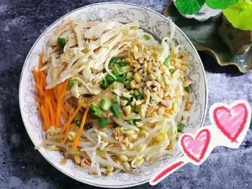 原料调料黄油面 1/2斤 小黄瓜 1/2条红萝卜适量 凉面酱 1/2杯烹饪方法