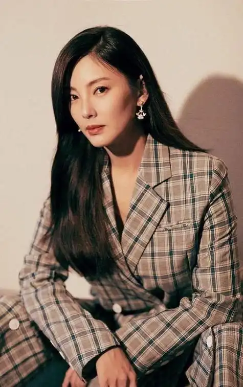 张雨绮:娱乐圈中的才情双全明星在娱乐圈中,有一位备受瞩目的女演员