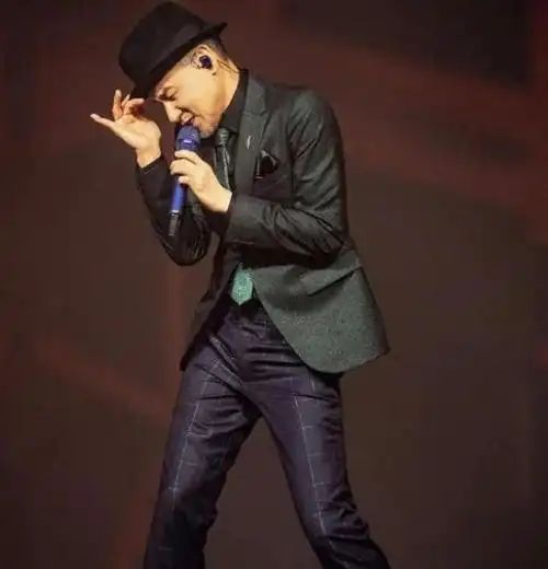 他,他作为最有影响力的港台艺人之一,上世纪九十年代是最火爆的时期