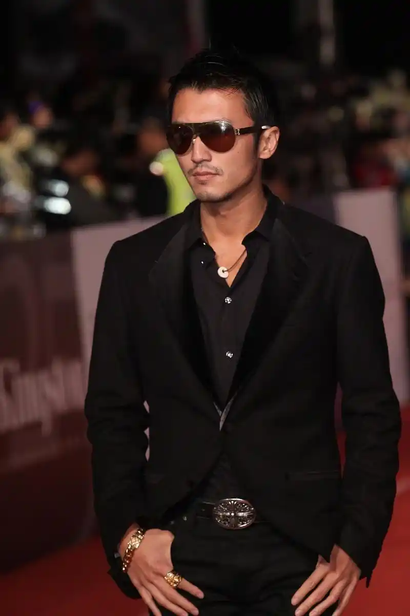 穿着皮衣戴着墨镜,非常炫酷身为歌手和演员,谢霆锋一向不善表达,外表