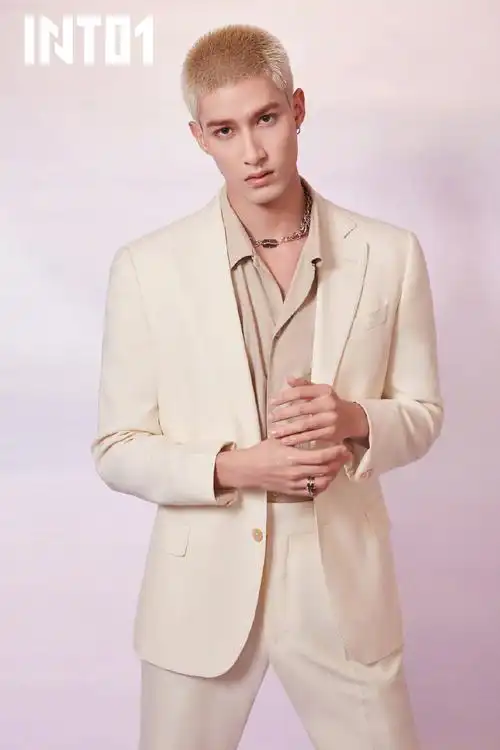 国际男团成员米卡穿西装配金板寸好酷