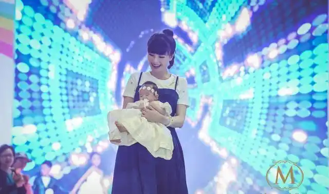 东方卫视一姐陈蓉美女主持人万蒂妮n多大牌母亲节回了同一个娘家