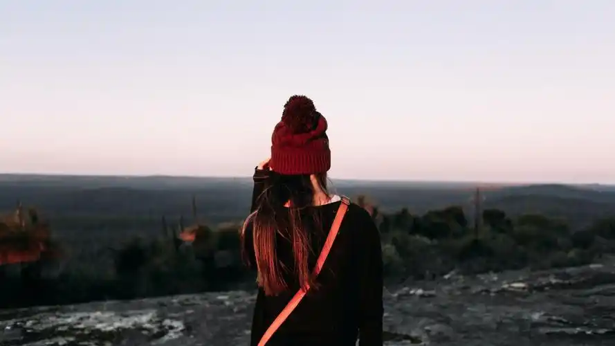 孤独一人的女子背影图片-人物壁纸-高清人物图片-第10图-娟娟壁纸