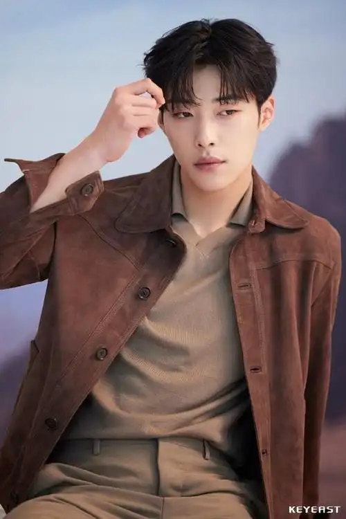 禹棹奂充满男性美的画报公开,干练又高冷的外貌展现了冷都男的