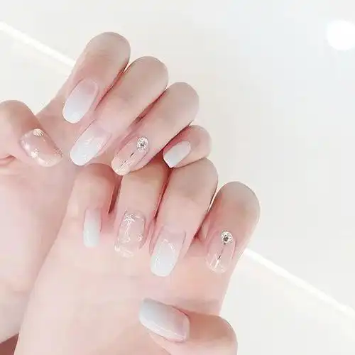的 纯净,简约 夏天是个充满浪漫和活力的季节, 白色美甲你又怎能错过!