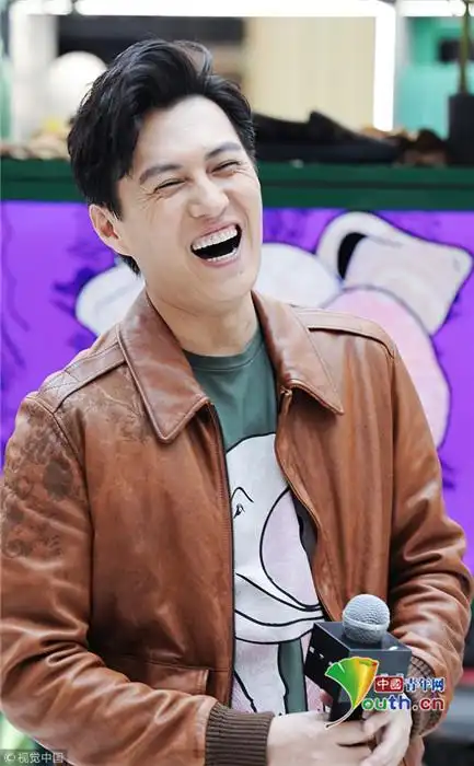 甜度满分!靳东皮夹克潇洒帅气 笑到停不下来变"靳三岁"