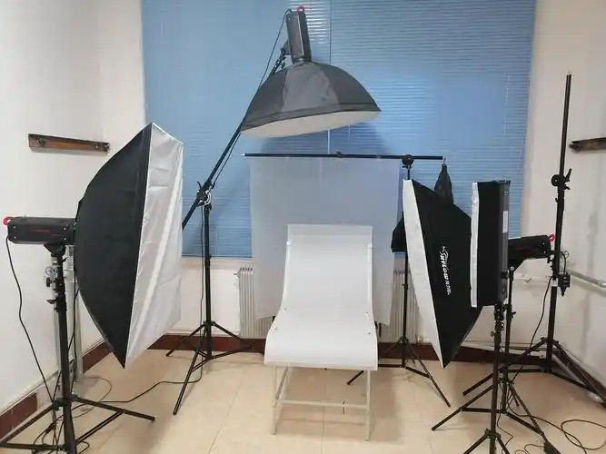 中心四楼特别搭建了专业的摄影棚,具备倒影板,静物台,三脚架,标准罩