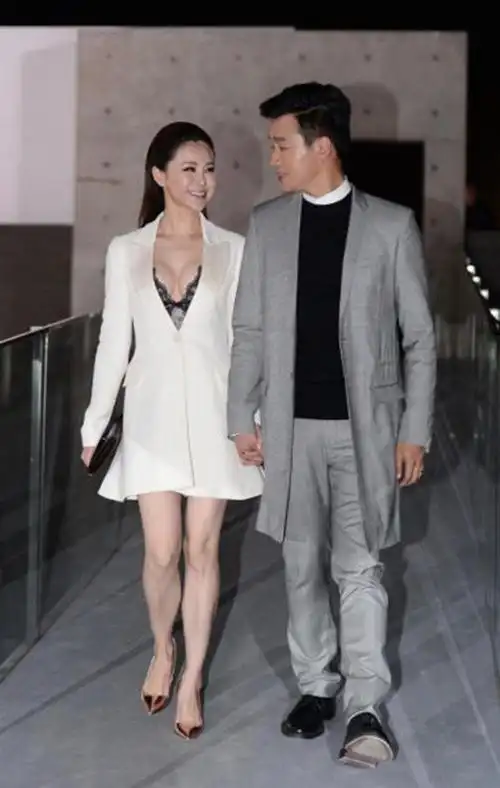 关悦佟大为合体亮相,穿西装裙领口开到腰,看似简约却美得高级