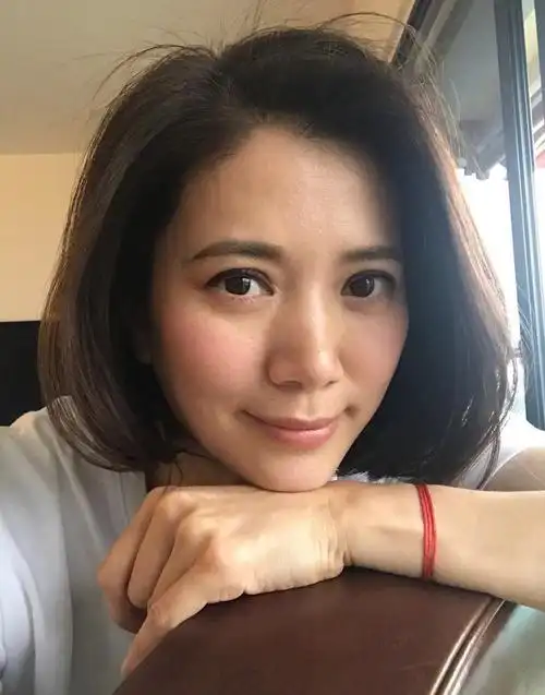 袁咏仪出席阿娇婚礼,波浪大卷发搭配西装,美得精致又高级!