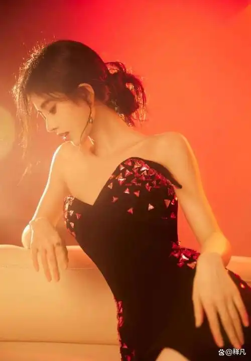 鞠婧祎穿红钻开叉黑裙露事业线!高挑身材大美腿性感撩人