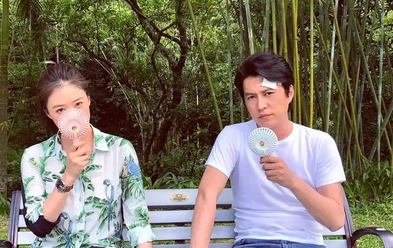 靳东在剧中与蒋欣饰演一对情侣,让很多观众期待.