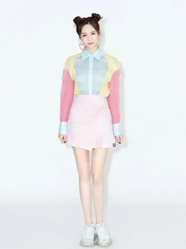 沈梦辰扎哪吒头似少女,拼色衬衫 短裙秀超模腿,心形耳饰成亮点