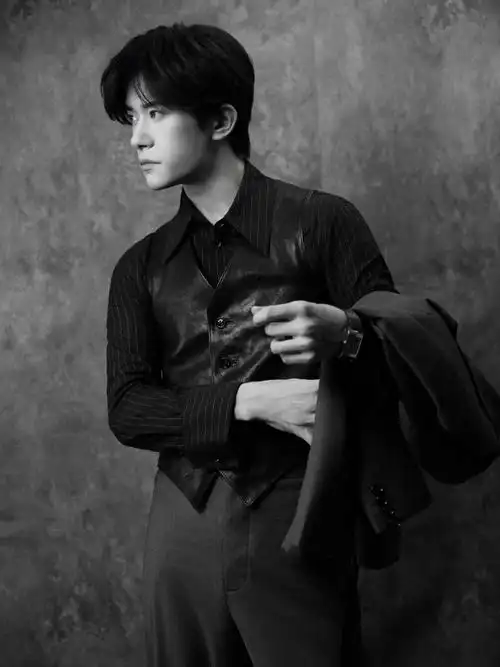 时尚芭莎年度派对##易烊千玺黑色皮内搭