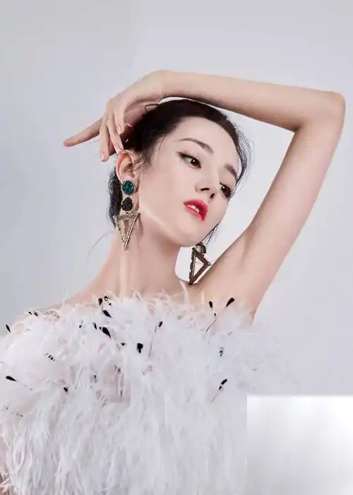 首先,迪丽热巴的身材堪称完美.她的曲线优美,腰身纤细,双腿修长.