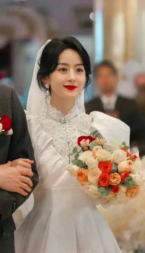 杨幂当初的婚纱照,那个时候还很青涩唐嫣,糖糖真的也被宠成了小公主