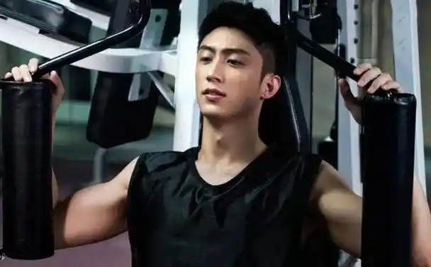 他拥有你能想到的所有肌肉.