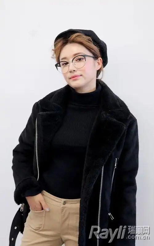 时髦平光眼镜搭配黑色机车麂皮外套,黑色上衣和驼色微喇长裤