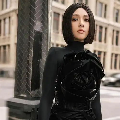 网友们纷纷猜测这是否是郭碧婷,因为她久违地出现,而且剪了短发,化了