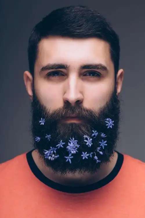 尖叫的年轻胡须男子