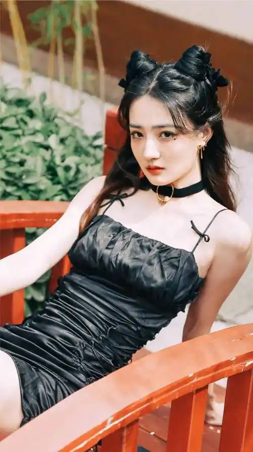 徐璐黑色吊带连衣裙性感写真_感觉_一身