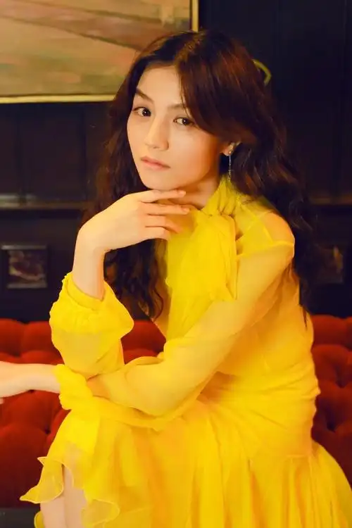 俏皮可爱!春夏蒙特利尔最新写真秒变"小黄人"