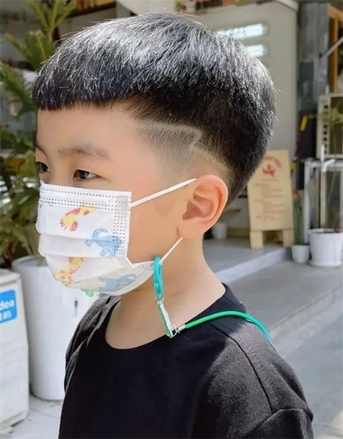 栗子头雕刻发型,小帅哥标配.雕刻设计可以是图案,也可以是几何线条.