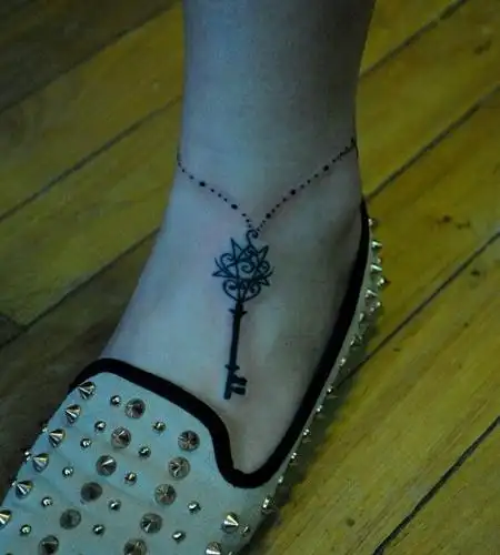 女生脚裸精致脚链纹身图片