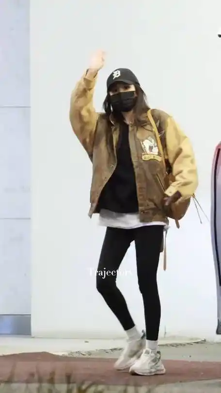 杨幂上海机场穿搭#小94捡到送机的蜜蜂呼喊和挥手的小幂这身棒球服