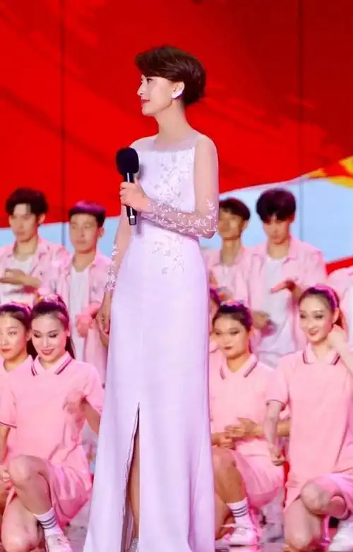 央视主持人组团去郊游,李梓萌连体裤真英气,张蕾比撒贝宁高不少