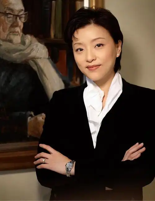 回顾杨澜26岁从央视辞职二婚嫁百亿富豪相伴27年恩爱如初