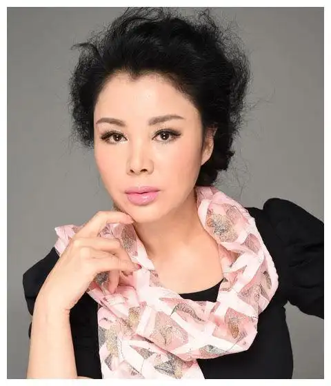 她凭一角红遍大陆,被富商看中后,又遭抛弃,如今变成亿万富婆!