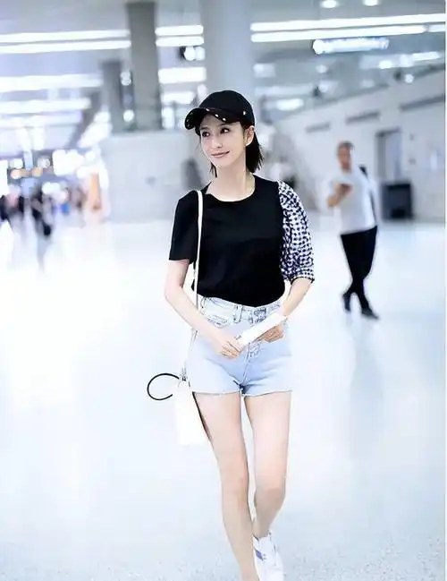 "一刀切"6cm牛仔裤,佟丽娅迷人姿态,网友:爱了_短裤_女生_魅力