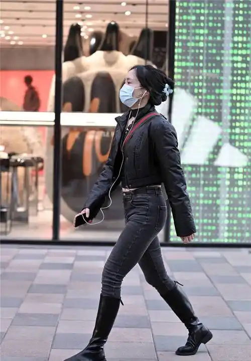 长靴搭配牛仔裤,秋冬季节穿搭注意保暖,也要有点个性呈现_黑色_靴子