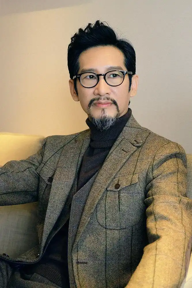 王劲松修身西装勾勒完美身线 沉稳儒雅气质自现_高清图集_新浪网